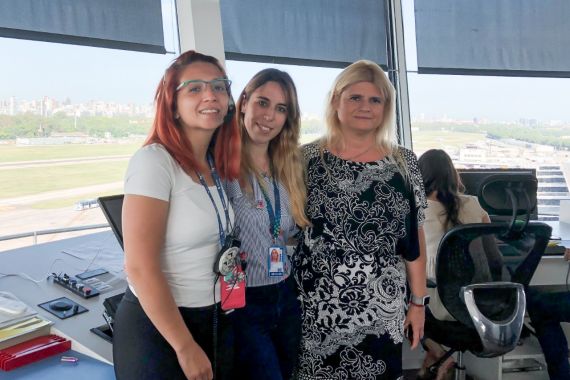 Gabriela Logatto junto al equipo operativo en Aeroparque